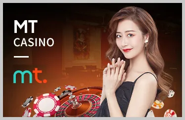 Sân tennis với vợt và bóng